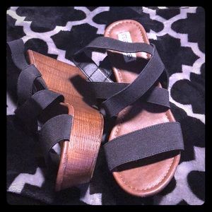 Steve Madden Black and Tan wedge shoes